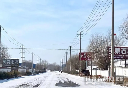 村外的公路上遍布著石材加工廠